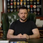 Volodymyr Zelenskyy Instagram - Увесь день в Одесі тривала рятувальна операція на місці влучання російського «шахеда». Зараз ДСНС, поліція та інші служби продовжують працювати – є інформація про людей під завалами. У таких атаках саме «шахедами» жодного військового сенсу немає і бути не може – це терор, який має на меті виключно знищення життів, виключно залякування людей. Світ знає, що можна протиставити терору. Світ має достатньо систем ППО, систем захисту від «шахедів» і ракет. І затягування з постачанням зброї для України, ППО для захисту наших людей призводить, на жаль, до таких втрат, до того, що перелік дітей, чиї життя забирає Росія, постійно зростає. Україна не просила нічого більше, ніж треба, щоб захистити життя. А коли життя втрачаються, а в партнерів просто внутрішні політичні ігри чи суперечки, які обмежують наш захист, це неможливо зрозуміти. Із цим неможливо погодитись. І буде неможливо забути – світ памʼятатиме це. Російський терор повинен програти. Це принципово.