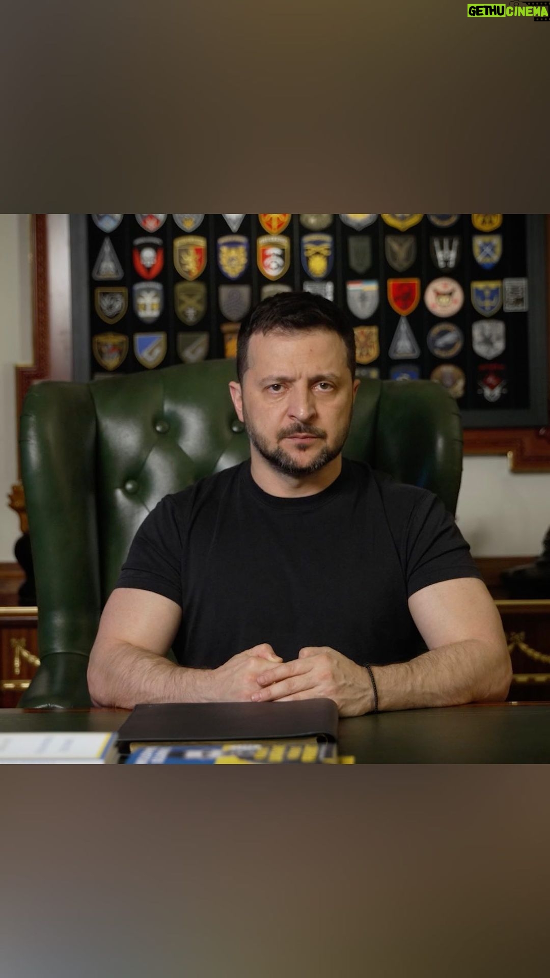 Volodymyr Zelenskyy Instagram - Увесь день в Одесі тривала рятувальна операція на місці влучання російського «шахеда». Зараз ДСНС, поліція та інші служби продовжують працювати – є інформація про людей під завалами. У таких атаках саме «шахедами» жодного військового сенсу немає і бути не може – це терор, який має на меті виключно знищення життів, виключно залякування людей. Світ знає, що можна протиставити терору. Світ має достатньо систем ППО, систем захисту від «шахедів» і ракет. І затягування з постачанням зброї для України, ППО для захисту наших людей призводить, на жаль, до таких втрат, до того, що перелік дітей, чиї життя забирає Росія, постійно зростає. Україна не просила нічого більше, ніж треба, щоб захистити життя. А коли життя втрачаються, а в партнерів просто внутрішні політичні ігри чи суперечки, які обмежують наш захист, це неможливо зрозуміти. Із цим неможливо погодитись. І буде неможливо забути – світ памʼятатиме це. Російський терор повинен програти. Це принципово.