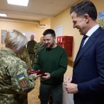 Volodymyr Zelenskyy Instagram - Харків. Сьогодні з Прем’єр-міністром Нідерландів Марком Рютте @minpres відвідали українських захисників, які проходять лікування після поранень. Дякуємо за службу, за те, що ви робите. Пишаємося вами. Одужуйте якнайшвидше! Дякуємо нашим медичним працівникам за велику роботу – ви рятуєте наших бійців! ____ In Kharkiv today, Dutch @minpres Mark Rutte and I paid a visit to wounded Ukrainian defenders undergoing treatment. We thanked our warriors for their service and what they do. We are proud of them and wish them speedy recovery. We are also grateful to our medical staff for their outstanding work in saving our warriors!