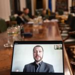 Volodymyr Zelenskyy Instagram – Поспілкувався з режисером номінованого на «Оскар» документального фільму «20 днів у Маріуполі» @20daysinmariupol Мстиславом Черновим.

Вдячний команді, яка створила цей дуже важливий фільм, за те, що вони викрили для всього світу звірства Росії проти нашого народу. Ця жахлива та правдива розповідь має критично важливе значення для протидії російській брехні, утримання України в центрі уваги та для розуміння, що наша держава має виграти цю війну, а Росія має бути притягнута до відповідальності.

Дякую команді за їхню безстрашну й невтомну роботу та бажаю їм успіхів у номінації.
____

I spoke with Mstyslav Chernov, the director of the Oscar-nominated documentary «20 Days in Mariupol.»

I am grateful to the team behind this very important film for exposing Russian atrocities against our people to the entire world. This harrowing and fact-based account is critical for countering Russian lies, keeping Ukraine in the spotlight, and understanding that Ukraine must win this war and Russia must be held accountable.

I thank the team for their fearless and tireless efforts and wish them the best of luck with their nomination.