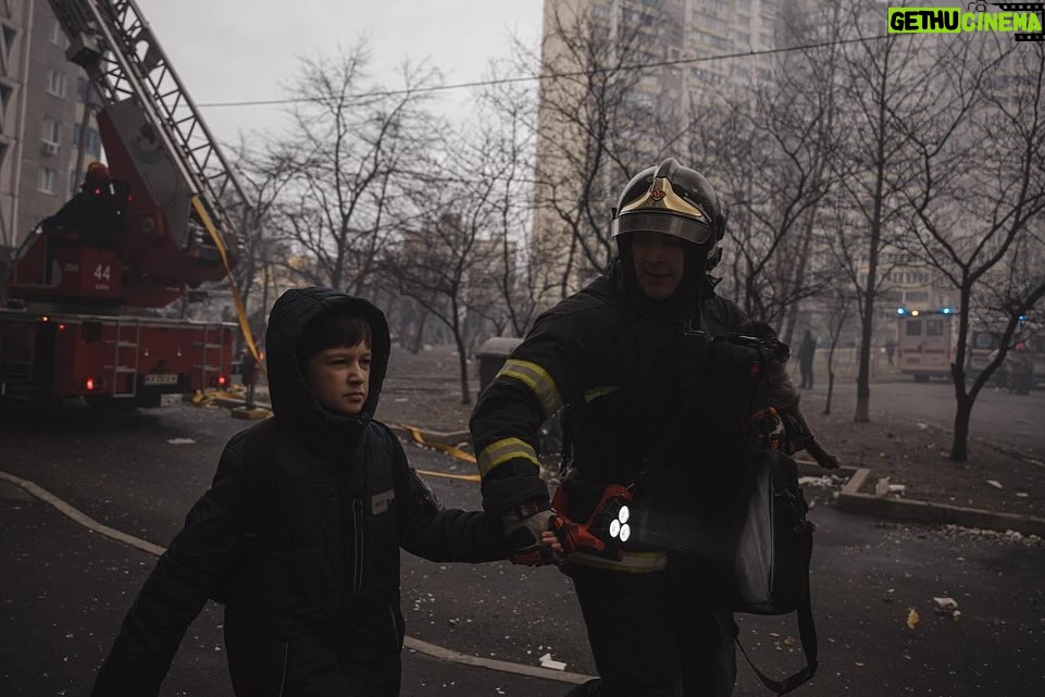 Volodymyr Zelenskyy Instagram - У кожному місті, у кожній нашій громаді завжди є допомога, завжди є ті, хто рятує після російських обстрілів. І це також героїзм нашого народу, усіх тих людей, які просто роблять свою роботу й цим допомагають усій Україні вистояти. Наші рятувальники, я дякую вам! Кожному й кожній! ____ Every city and community in our country has those who help and rescue people after Russian shelling. And this is also the heroism of our people, of all those who, by simply doing their jobs, help Ukraine as a whole to withstand. Our rescuers, I thank you. Each and every one of you. Photo: State Emergency Service of Ukraine, Petrov