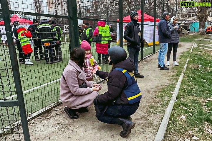 Volodymyr Zelenskyy Instagram - У кожному місті, у кожній нашій громаді завжди є допомога, завжди є ті, хто рятує після російських обстрілів. І це також героїзм нашого народу, усіх тих людей, які просто роблять свою роботу й цим допомагають усій Україні вистояти. Наші рятувальники, я дякую вам! Кожному й кожній! ____ Every city and community in our country has those who help and rescue people after Russian shelling. And this is also the heroism of our people, of all those who, by simply doing their jobs, help Ukraine as a whole to withstand. Our rescuers, I thank you. Each and every one of you. Photo: State Emergency Service of Ukraine, Petrov