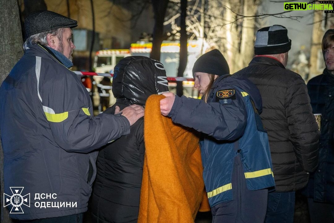 Volodymyr Zelenskyy Instagram - У кожному місті, у кожній нашій громаді завжди є допомога, завжди є ті, хто рятує після російських обстрілів. І це також героїзм нашого народу, усіх тих людей, які просто роблять свою роботу й цим допомагають усій Україні вистояти. Наші рятувальники, я дякую вам! Кожному й кожній! ____ Every city and community in our country has those who help and rescue people after Russian shelling. And this is also the heroism of our people, of all those who, by simply doing their jobs, help Ukraine as a whole to withstand. Our rescuers, I thank you. Each and every one of you. Photo: State Emergency Service of Ukraine, Petrov