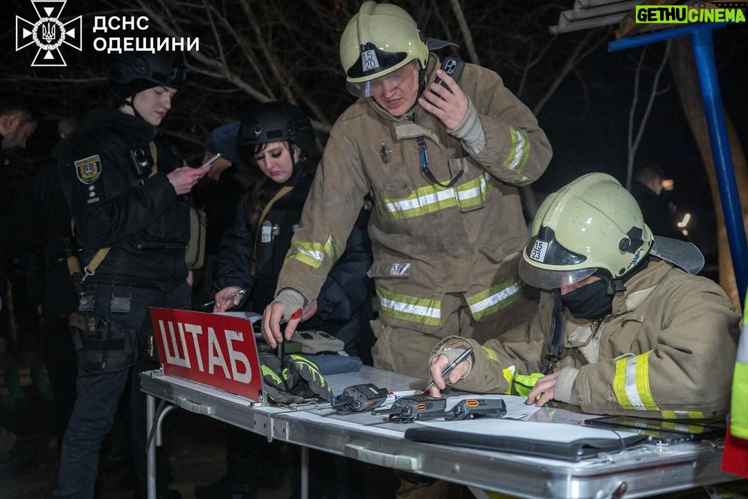 Volodymyr Zelenskyy Instagram - У кожному місті, у кожній нашій громаді завжди є допомога, завжди є ті, хто рятує після російських обстрілів. І це також героїзм нашого народу, усіх тих людей, які просто роблять свою роботу й цим допомагають усій Україні вистояти. Наші рятувальники, я дякую вам! Кожному й кожній! ____ Every city and community in our country has those who help and rescue people after Russian shelling. And this is also the heroism of our people, of all those who, by simply doing their jobs, help Ukraine as a whole to withstand. Our rescuers, I thank you. Each and every one of you. Photo: State Emergency Service of Ukraine, Petrov