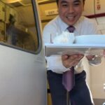 Vuthithorn Milintachinda Instagram – ที่สุดของวันนี้คือตอนบินเครื่องการบินไทยจากเชียงใหม่กลับกรุงเทพ วันนี้เหนื่อยมาทั้งวัน ไหนจะตื่นเช้า แบ็ตแทบหมดตอนขึ้นเครื่อง แต่… ความรู้สึกทั้งหมดเปลี่ยนไปเมื่อได้เจอกับลูกเรือท่านหนึ่ง .. เขาไม่ธรรมดา พลังงานมากมาย ตั้งแต่การต้อนรับ การแนะนำตัว เขาดูเกิดมาเป็น super ลูกเรือจริงๆ ตอนเสิร์ฟอาหารเขาก็เดินมาให้แล้วเปล่งเสียงพูดดังฟังชัด “Spaghetti ปลานะครับ รับเครื่องดื่มอะไรเพิ่มมั้ยครับ” พร้อมกับรอยยิ้มที่ดูสดใสมาก หลังจากนั้นเขาก็ไปบริการผู้โดยสารท่านอื่นต่อ แล้วก็เต็มที่กับทุกคนใน zone ที่นั่งเลยมีพลังแรงมาก ทำให้เราจากที่เหนื่อยๆกะจะนอน แต่พลังเขาทำให้เราตื่นแล้วอ่านหนังสือชีวประวัติ Britney Spears ต่อไปแบบไม่ง่วง

วด. ว่าเขาพูดทุกคำพร้อมกับรอยยิ้มที่แสนจะจริงใจ ทุกครั้งที่เข้ามารอยยิ้มและพลังมันมาคู่กัน เกิดมา service แบบ super service อย่างแท้จริง

เขียนมาเพื่อบอกขอบคุณที่เติมพลังให้ วด. ในวันนี้นะครับ 🙏

(แอบถ่ายไว้เป็นความทรงจำหวังว่าจะได้พบกันใหม่)