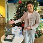 Vuthithorn Milintachinda Instagram – ได้ของขวัญปีใหม่กันรึยังนะ? Festive box! ของมาดามแม่มีแค่ช่วงนี้นะรู้ยัง อย่าลืมให้เป็นของขวัญกับคนที่เรารักนะครับ 🤍✨
.
กล่อง Festive box วาดขึ้นพิเศษโดย Designer ชื่อดัง คุณ Jeep Kongdechakul ต้อนรับเทศกาลปีใหม่ที่กำลังใกล้เข้ามา ส่งต่อความสุขด้วยพัฟท์แสนอร่อยรวมรสชาติขายดี 🥟 เห็ดทรัฟเฟิล แฮมทริปเปิ้ลชีส หมูแดงฮ่องกง กะหรี่ไก่ แอปเปิ้ลคัสตาร์ด และรสชาติใหม่ เพสโต้กุ้ง🦞
📲แอดไลน์ @madamemae.official เพื่อสั่ง pre-order ไว้ก่อน 🥰
https://lin.ee/4xykSkb