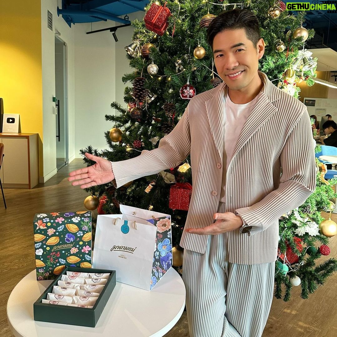 Vuthithorn Milintachinda Instagram - ได้ของขวัญปีใหม่กันรึยังนะ? Festive box! ของมาดามแม่มีแค่ช่วงนี้นะรู้ยัง อย่าลืมให้เป็นของขวัญกับคนที่เรารักนะครับ 🤍✨ . กล่อง Festive box วาดขึ้นพิเศษโดย Designer ชื่อดัง คุณ Jeep Kongdechakul ต้อนรับเทศกาลปีใหม่ที่กำลังใกล้เข้ามา ส่งต่อความสุขด้วยพัฟท์แสนอร่อยรวมรสชาติขายดี 🥟 เห็ดทรัฟเฟิล แฮมทริปเปิ้ลชีส หมูแดงฮ่องกง กะหรี่ไก่ แอปเปิ้ลคัสตาร์ด และรสชาติใหม่ เพสโต้กุ้ง🦞 📲แอดไลน์ @madamemae.official เพื่อสั่ง pre-order ไว้ก่อน 🥰 https://lin.ee/4xykSkb