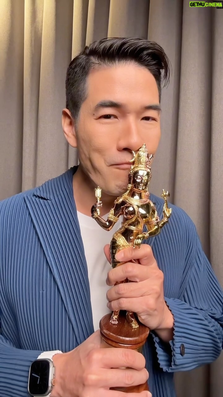 Vuthithorn Milintachinda Instagram - ดีใจที่สุดของปี 2023 อยากขอบคุณทุกคนที่สนับสนุน ไม่ว่าจะเป็นครอบครัว ทีมงาน ชุมชน LGBTQ+ และแฟนเพจของวู้ดดี้ที่เป็นแรงบันดาลใจและสนับสนุนให้วู้ดดี้มาถึงจุดนี้ ในฐานะสื่อและ LGBTQ คนหนึ่งก็จะทำทุกวิธีทางสุดความสามารถ ช่วยกันร่วมผลักดันให้เราทุกคนได้รับสิทธิเท่าเทียมกัน . สุดท้ายต้องขอขอบคุณทุกหน่วยงาน ไม่ว่าจะเป็น กรมคุ้มครองสิทธิและเสรีภาพ , กระทรวงยุติธรรม , กรมกิจการสตรีและสถาบันครอบครัว , กระทรวงการพัฒนาสังคมและความมั่นคงของมนุษย์ , สำนักงานคณะกรรมการสิทธิมนุษยชนแห่งชาติ และสมาคมฟ้าสีรุ้งแห่งประเทศไทย ด้วยนะครับ 🙏🏻🙏🏻 #รางวัลอรรธนารีศวร #พิธีมอบรางวัลอรรธนารีศวรครั้งที่5 #รางวัลอรรธนารีศวร2566 #สมาคมฟ้าสีรุ้งแห่งประเทศไทย #รางวัลแรกและรางวัลเดียวแห่งประเทศไทยและเอเชีย
