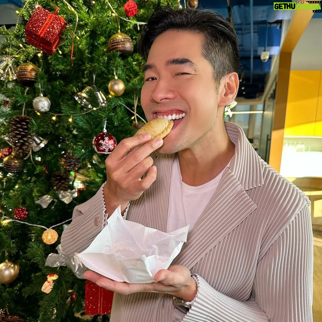 Vuthithorn Milintachinda Instagram - ได้ของขวัญปีใหม่กันรึยังนะ? Festive box! ของมาดามแม่มีแค่ช่วงนี้นะรู้ยัง อย่าลืมให้เป็นของขวัญกับคนที่เรารักนะครับ 🤍✨ . กล่อง Festive box วาดขึ้นพิเศษโดย Designer ชื่อดัง คุณ Jeep Kongdechakul ต้อนรับเทศกาลปีใหม่ที่กำลังใกล้เข้ามา ส่งต่อความสุขด้วยพัฟท์แสนอร่อยรวมรสชาติขายดี 🥟 เห็ดทรัฟเฟิล แฮมทริปเปิ้ลชีส หมูแดงฮ่องกง กะหรี่ไก่ แอปเปิ้ลคัสตาร์ด และรสชาติใหม่ เพสโต้กุ้ง🦞 📲แอดไลน์ @madamemae.official เพื่อสั่ง pre-order ไว้ก่อน 🥰 https://lin.ee/4xykSkb