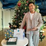 Vuthithorn Milintachinda Instagram – ได้ของขวัญปีใหม่กันรึยังนะ? Festive box! ของมาดามแม่มีแค่ช่วงนี้นะรู้ยัง อย่าลืมให้เป็นของขวัญกับคนที่เรารักนะครับ 🤍✨
.
กล่อง Festive box วาดขึ้นพิเศษโดย Designer ชื่อดัง คุณ Jeep Kongdechakul ต้อนรับเทศกาลปีใหม่ที่กำลังใกล้เข้ามา ส่งต่อความสุขด้วยพัฟท์แสนอร่อยรวมรสชาติขายดี 🥟 เห็ดทรัฟเฟิล แฮมทริปเปิ้ลชีส หมูแดงฮ่องกง กะหรี่ไก่ แอปเปิ้ลคัสตาร์ด  และรสชาติใหม่ เพสโต้กุ้ง🦞

📲แอดไลน์ @madamemae.official เพื่อสั่ง pre-order ไว้ก่อน 🥰
https://lin.ee/4xykSkb