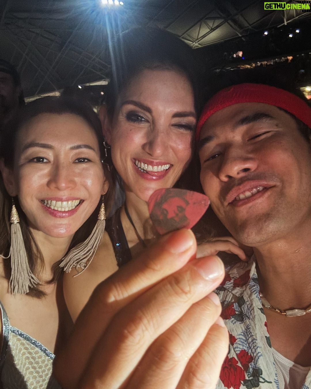 Vuthithorn Milintachinda Instagram - Look what we got from Taylor!! คือฝันที่ไม่กล้าฝัน ปิ๊กกีตาร์นางลอยมาถึงเรา 😇😇😇😇 #erastour National Stadium, Singapore