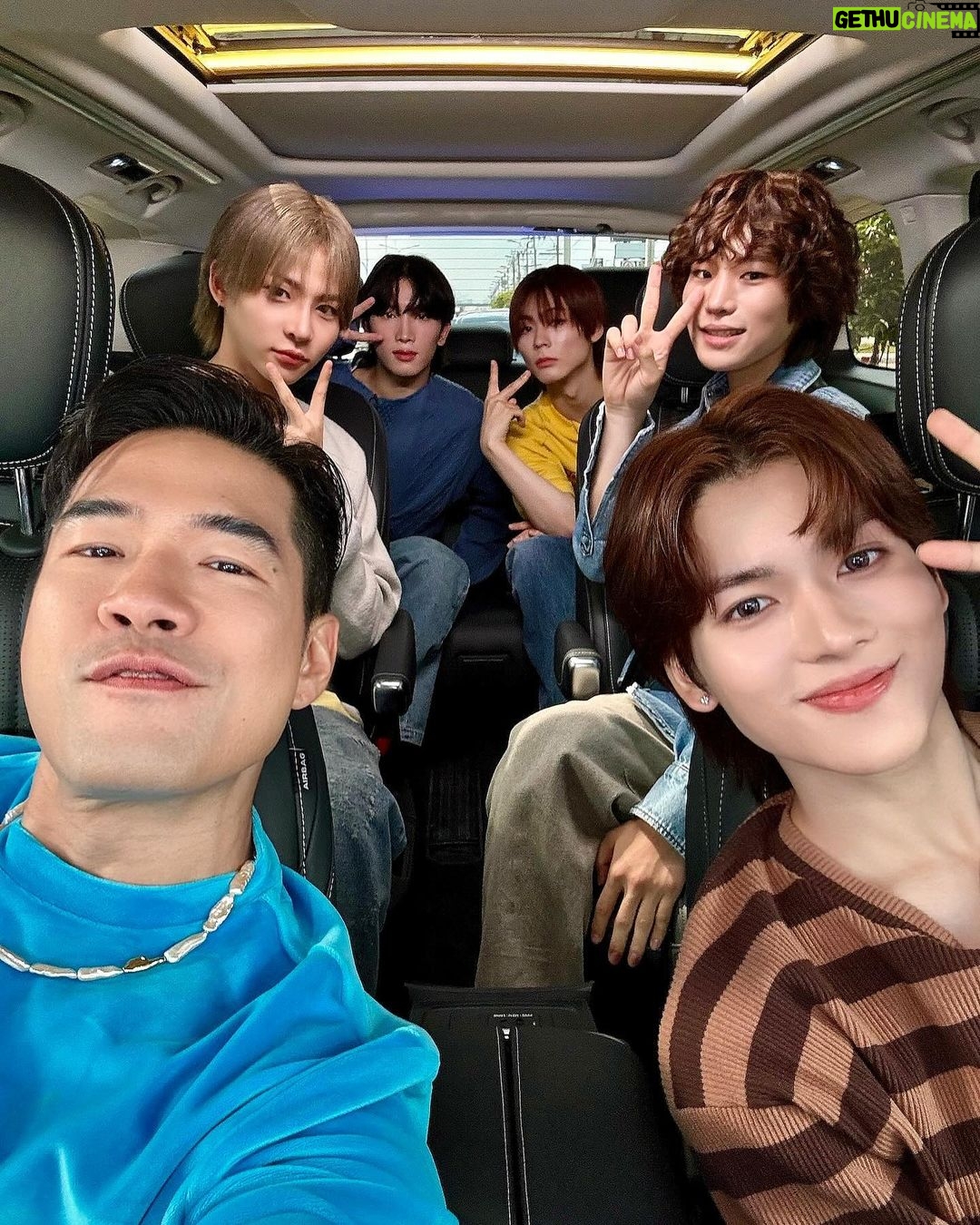Vuthithorn Milintachinda Instagram - พาลูกแม่ลำยองและผองเพื่อนขึ้นรถ ร้องกันสดๆ ไปเลย น่ารักมาก คืนนี้ 1 ทุ่มตรง!! . #วอดอวอแวxPOW