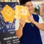 Vuthithorn Milintachinda Instagram - พบกับฝน ผู้กำกับหนัง "Wish" ที่สร้างประวัติศาสตร์! ฝน, เด็กไทยผู้มีความฝันและทำให้ฝันนั้นเป็นจริง! เขาไม่เพียงแค่นำเสนอเรื่องราวที่น่าตื่นเต้นใน "Wish" เท่านั้น แต่ยังทำให้ฝันของเขาเป็นจริงด้วยการเป็นผู้กำกับไทยคนแรกสำหรับภาพยนตร์ Disney! "Wish" ไม่เพียงแต่เป็นหนังที่เต็มไปด้วยความสร้างสรรค์และแรงบันดาลใจ แต่ยังเป็นตัวอย่างที่ยอดเยี่ยมของความสำเร็จที่ไร้ขีดจำกัด และเป็นแรงบันดาลใจให้กับทุกคนที่มีความฝัน มาสนับสนุนฝันของฝนและสัมผัสประสบการณ์ที่ไม่เหมือนใครใน "Wish" ที่โรงภาพยนตร์กันนะทุกคน @fawnv #Wish #Disney
