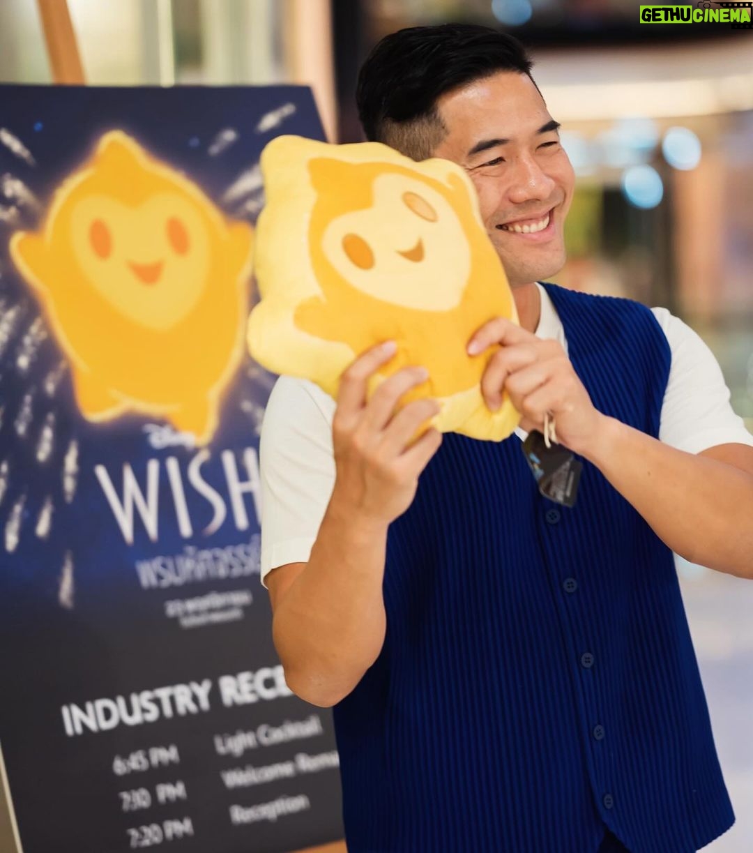 Vuthithorn Milintachinda Instagram - พบกับฝน ผู้กำกับหนัง "Wish" ที่สร้างประวัติศาสตร์! ฝน, เด็กไทยผู้มีความฝันและทำให้ฝันนั้นเป็นจริง! เขาไม่เพียงแค่นำเสนอเรื่องราวที่น่าตื่นเต้นใน "Wish" เท่านั้น แต่ยังทำให้ฝันของเขาเป็นจริงด้วยการเป็นผู้กำกับไทยคนแรกสำหรับภาพยนตร์ Disney! "Wish" ไม่เพียงแต่เป็นหนังที่เต็มไปด้วยความสร้างสรรค์และแรงบันดาลใจ แต่ยังเป็นตัวอย่างที่ยอดเยี่ยมของความสำเร็จที่ไร้ขีดจำกัด และเป็นแรงบันดาลใจให้กับทุกคนที่มีความฝัน มาสนับสนุนฝันของฝนและสัมผัสประสบการณ์ที่ไม่เหมือนใครใน "Wish" ที่โรงภาพยนตร์กันนะทุกคน @fawnv #Wish #Disney