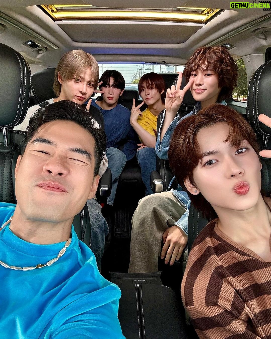 Vuthithorn Milintachinda Instagram - พาลูกแม่ลำยองและผองเพื่อนขึ้นรถ ร้องกันสดๆ ไปเลย น่ารักมาก คืนนี้ 1 ทุ่มตรง!! . #วอดอวอแวxPOW