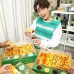 Wachirawit Ruangwiwat Instagram - ดิปต่อไม่รอใครแล้วนะคร้าบบบบบบ กับใหม่!! พิซซ่าดิปเปอร์ 🍕💫 😍ความอร่อยทรงใหม่ มิกซ์อร่อย แมทช์สนุก 4 หน้า 4 ดิป อร่อยฟินไม่มีเบื่อออ ที่เดอะ พิชซ่า คอมปะนี เท่านั้นเด้ออ #พิซซ่าดิปเปอร์ #อร่อยมันส์ทุกเหลี่ยม #มิกซ์4หน้า4ดิป #เดอะพิซซ่าคอมปะนี #thepizzacompany1112