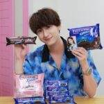 Wachirawit Ruangwiwat Instagram - เป็นการกินขนมที่มีความสุขมากๆ เลยครับ 🖤💗 OREO X BLACKPINK สุดยอดขนมของปีนี้เลย ทั้งตัวใหม่ที่เป็นคุกกี้สีชมพู และรุ่นปกติ ที่เค้าจับมาปรับโฉมให้เป็น รุ่น BLACKPINK ซึ่งจะวางขายแค่เดือน มค – มี.ค นี้เท่านั้น ช้าไม่ได้เลย หมดแน่ๆ 💋 😘👉แล้วถ้าซื้อแบบแพ็คใหญ่บรรจุ 9 ซองเล็ก ด้านในจะมี Photo Card ของ BLACKPINK 10 ลายให้สะสม ไปตามล่ากันเลย🫰 ส่วนซองแท่งนอกจากมีลายเซ็นต์จาก 4 สาวให้สะสมแล้ว เค้ายังมี QR code ให้เราสร้าง VDO กับ BLACKPINK ที่จะมีชื่อของเราใน VDO เลย เพื่อนๆต้องลองแสกนเลย📱 📌💘ชาวบลิงค์พลาดไม่ได้น้าาา ลุ้นอัลบั้ม Born Pink🩷 พร้อมลายเซ็นต์จริงๆของ 4 สาว ที่หาที่ไหนไม่ได้ เพียงแค่เอาภาพใบเสร็จที่ซื้อสินค้าโอรีโอ มากกว่า 59 บาทขึ้นไป แล้วส่งไปที่ LINE @OreoThailand หรือ ตู้ ปณ.5 ปณศ.บางนา กรุงเทพ 10260 ก็ได้ลุ้นแล้ว มีทั้งหมด 8 รางวัล คอยลุ้นที่หน้า Facebook Oreo Thailand กันนะครับ ✌️ FB: oreoTH #oreoblackpink #oreoblackpinkTH