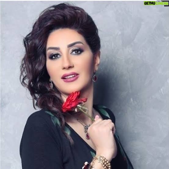 Wafaa Amer Instagram - نهاركم ورد وسعادة 🌹🌹🌹