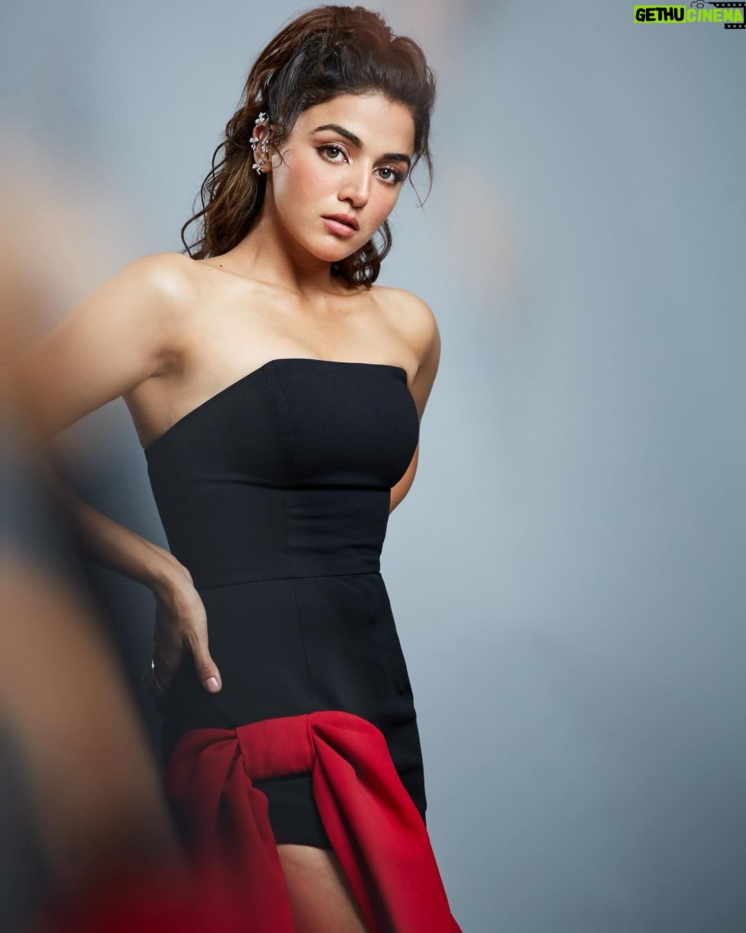 Wamiqa Gabbi Instagram - Last night was yummy π Thank you Universe for everything β¨ . Styled by - @mohitrai with @tarangagarwalofficial @teammrstyles Assisted by - @chahat_styles Outfit - @worldofasra Heels - @sana.k.official Photography - @tridevsudevan Hair - @reshammordani Makeup - @forum.gotecha