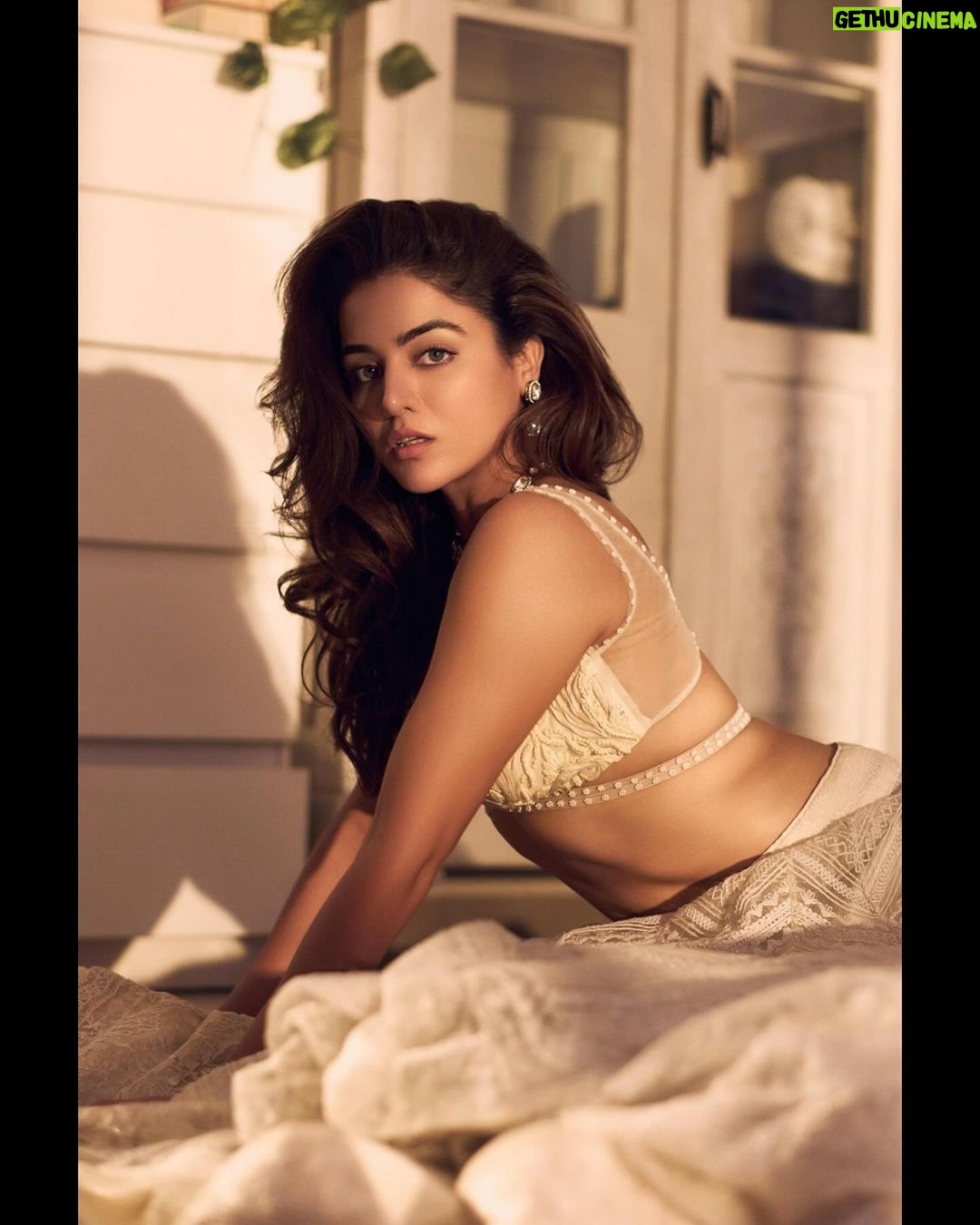 Wamiqa Gabbi Instagram - …. Sunehri Sajni 🌞 . Wearing : @jade_bymk Stylist : @namrata.deepak_ Assisted by: @sunandasarkarr Hair by : @reshammordani Photographer: @harneshjoshi