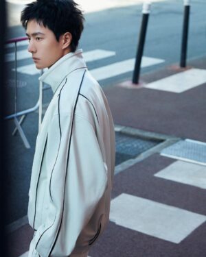Wang Yi Bo Instagram - The crocodile keeps chic.
🐊🎾🐊
#LacosteFW24 
@Lacoste