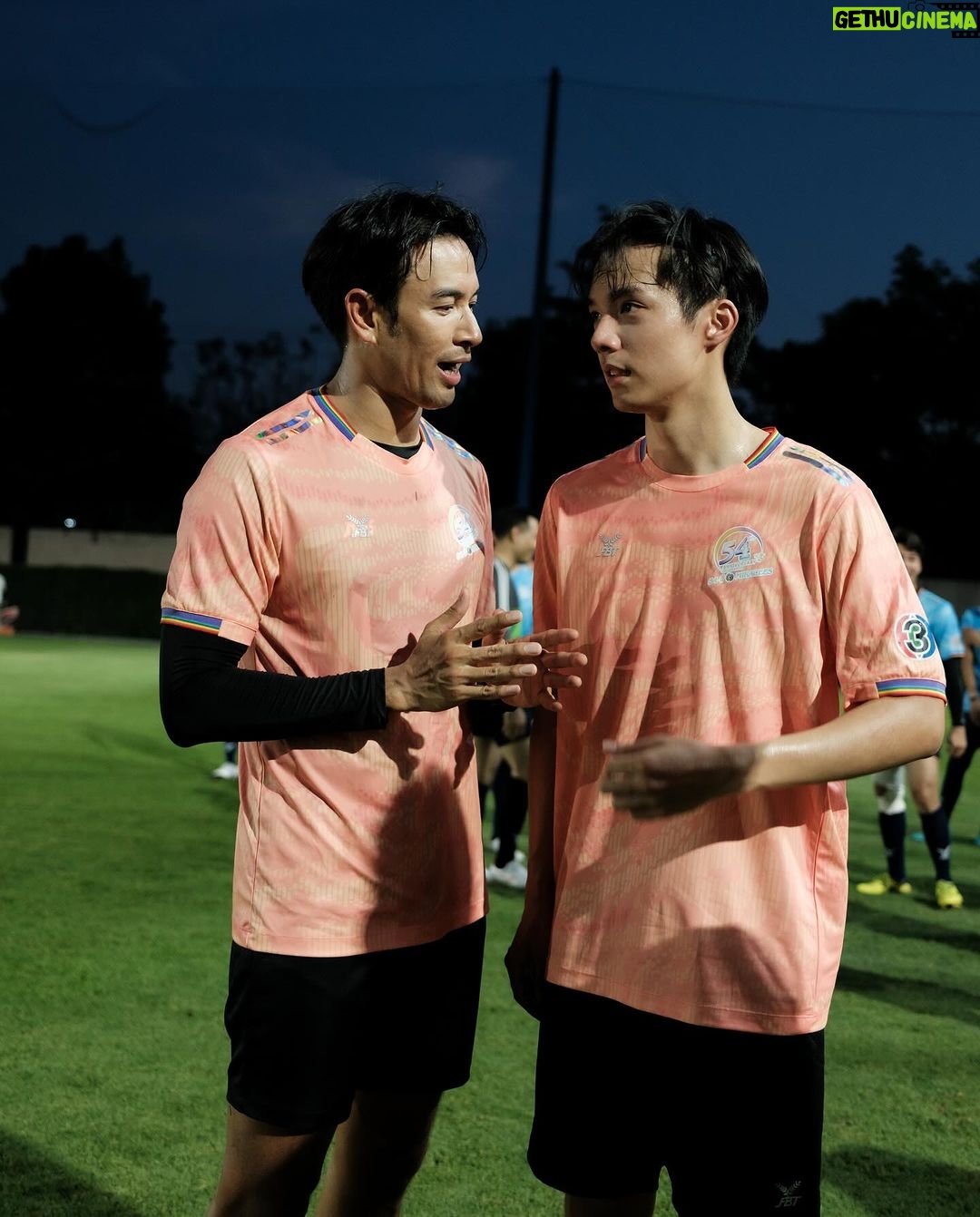 Warintorn Panhakarn Instagram - กลัฟๆ อย่าเจ็บนะ จ๊อบบบ !! เงยหน้าดูเพื่อนด้วยว้อยยย ! 🤣 #หน้าตัวเป้ากับปีกตัวปั้น 😁 #สีพีชจี๊ดแน่แม่จ๋า