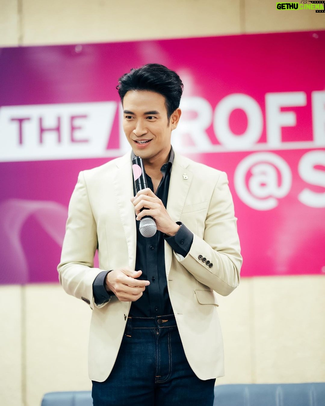 Warintorn Panhakarn Instagram - เอาจริงๆคือ ตื่นเต้นกว่าออก event อีก !! งานวันนี้มันมีคุณค่ากับใจผมมากๆเลยนะ ❤️ เรียกว่าเป็นการเล่าประสบการณ์สู่กันฟังมากกว่า จริงจังบ้าง ตลกบ้างผสมกันไป 😁 ขอบคุณพี่เสือ และทางมหาวิทยาลัยศรีปทุมชลบุรีมากเลยครับที่ให้เกียรติผม เชิญผมไปพูดคุย นี่เป็นงานแรกของผมเลยครับ หวังว่าทุกคนในวันนี้จะได้ประโยชน์นะครับ ❤️🙏🏼 #มหาวิทยาลัยศรีปทุมชลบุรี #spu #03032024