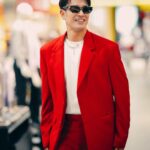 Warintorn Panhakarn Instagram - ที่ผมใส่เสื้อแดงไม่ได้แปลว่าผมจะแรง ผมก็รักแมนยู แต่พ่อผมชอบหงส์แดง !! #แฮร่ !! #ไม่เกี่ยวกับเพลงยุคไหน 😝 #ใครทันลองทัก #LOVEISLOVEคลั่งรักให้สุดหยุดที่โคโลล่าครอส #teamgreat #mygfc