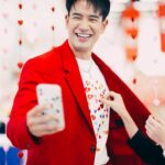 Warintorn Panhakarn Instagram - ที่ผมใส่เสื้อแดงไม่ได้แปลว่าผมจะแรง ผมก็รักแมนยู แต่พ่อผมชอบหงส์แดง !! #แฮร่ !! #ไม่เกี่ยวกับเพลงยุคไหน 😝 #ใครทันลองทัก #LOVEISLOVEคลั่งรักให้สุดหยุดที่โคโลล่าครอส #teamgreat #mygfc