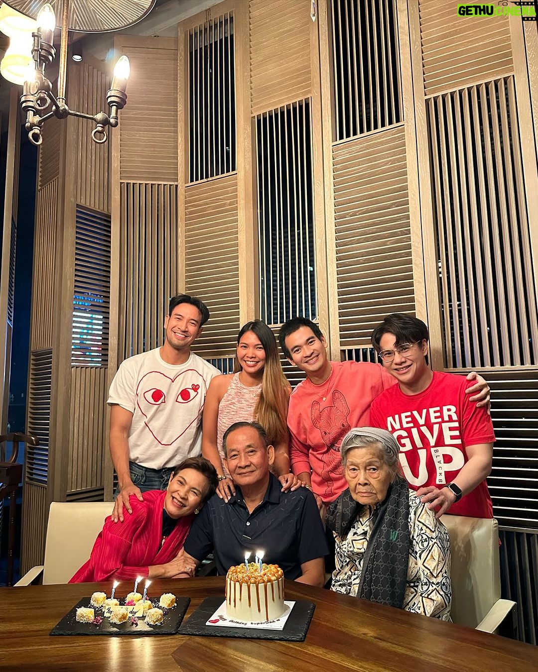 Warintorn Panhakarn Instagram - แซ็ง อิล ชุก ฮา ฮัม นิ ดา 😁❤️ My Dad ด้วยความรักในซีรีส์เกาหลีแนวรักโรแมนติกของพ่อ 🎂