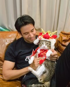 Warintorn Panhakarn Instagram - มังกือตุ๋น คือจริงๆเค้าสนุก !! เค้าบอกแล้ว แต่ตอนนั้นเค้าแค่ปวดท้อง 🫣 #สวัสดีตรุษจีนงับ #หลวงพ่อรับมั๊ยครับ !!! #ไข่ตุ๋นแมวสามขา