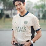 Warintorn Panhakarn Instagram - เผื่อว่าคืนนี้จะฟอร์มไม่ดีสู้เค้าไม่ได้ จะได้รู้ว่า เราแฟน ”ปารีส“ นะ 🫣 #PSG @ari_football 🫶🏼