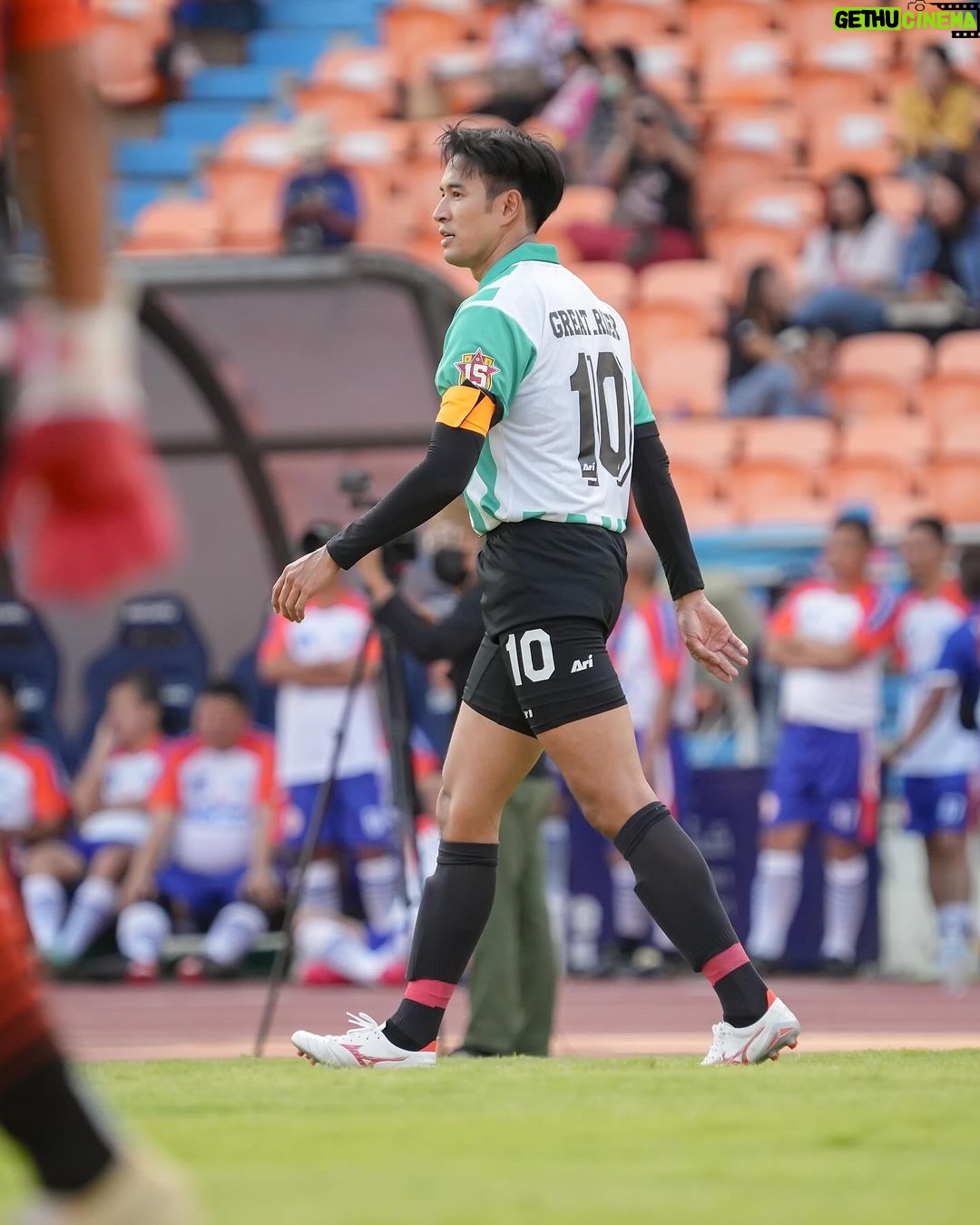 Warintorn Panhakarn Instagram - ไม่ว่าจะเป็น งานจ้าง เลี้ยงปากท้อง เตะแลกข้าว เตะเพื่อการท่องเที่ยว soft power เตะการกุศล ช่วยวัด ช่วยโรงพยาบาล ช่วยโรงเรียน ช่วยนักเรียน ช่วยนักศึกษาก็ยังได้ 🤗 พวกเรา @starriderfc ยินดีไปนะฮะ (ถ้าว่างอ่ะแหละ 😁) ติดต่อได้ที่ Inbox @starriderfc ครับ งานนี้ที่โคราชสนาม Swatcat ดีมากๆเลย ❤️ #อบจโคราชคัพ ช่วงนี้ละครยังไม่เปิดกล้อง ก็ขอเป็นนักเตะไปก่อนน๊าาา 🤗 @ari_football @mizunothailand #arifootball #starriderfc