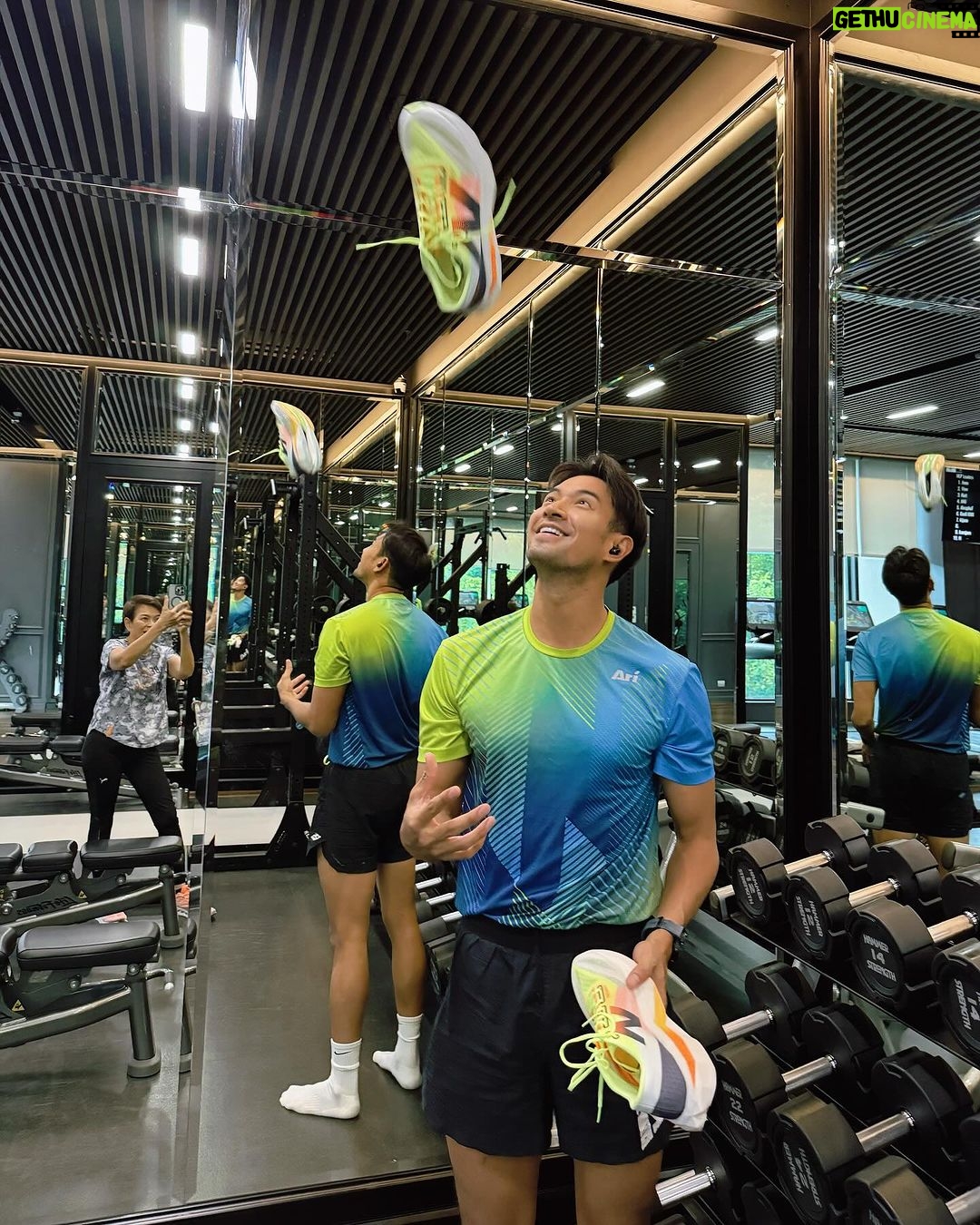 Warintorn Panhakarn Instagram - บอกเลย เล็งคู่นี้ไว้นานแล้ว ตั้งแต่เห็นภาพใน Social เมื่อปีที่แล้ว ตั้งแต่เริ่มใส่ NB 990 V6 เป็น sneaker ที่เราโคตรชอบ เดินเพลินมาก เลยคิดว่าจะจัด NB Running มาไว้เป็นพวกซัก 1 คู่ รีวิวสไตล์คนเริ่มวิ่งแต่รองเท้าเยอะค่า 😁 เบา นุ่มเฟิร์มๆ กว้างๆ เด้งส่ง ลงเท้าแบบมีความมั่นคงครับ 👍🏼 #แม่ๆถ่ายให้หน่อย ❤️ #ถ่ายสิบได้ห้าแล้วน๊าเดี๋ยวนี้ 😁 @ari_running 🫶🏼