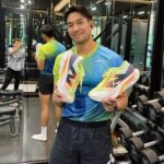 Warintorn Panhakarn Instagram - บอกเลย เล็งคู่นี้ไว้นานแล้ว ตั้งแต่เห็นภาพใน Social เมื่อปีที่แล้ว ตั้งแต่เริ่มใส่ NB 990 V6 เป็น sneaker ที่เราโคตรชอบ เดินเพลินมาก เลยคิดว่าจะจัด NB Running มาไว้เป็นพวกซัก 1 คู่ รีวิวสไตล์คนเริ่มวิ่งแต่รองเท้าเยอะค่า 😁 เบา นุ่มเฟิร์มๆ กว้างๆ เด้งส่ง ลงเท้าแบบมีความมั่นคงครับ 👍🏼 #แม่ๆถ่ายให้หน่อย ❤️ #ถ่ายสิบได้ห้าแล้วน๊าเดี๋ยวนี้ 😁 @ari_running 🫶🏼