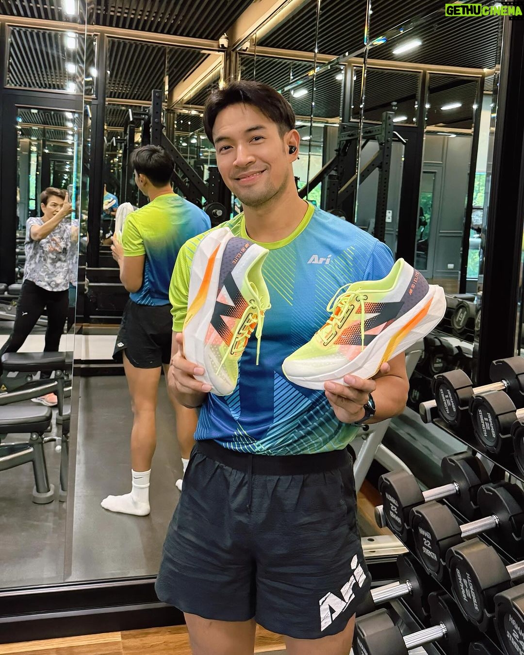 Warintorn Panhakarn Instagram - บอกเลย เล็งคู่นี้ไว้นานแล้ว ตั้งแต่เห็นภาพใน Social เมื่อปีที่แล้ว ตั้งแต่เริ่มใส่ NB 990 V6 เป็น sneaker ที่เราโคตรชอบ เดินเพลินมาก เลยคิดว่าจะจัด NB Running มาไว้เป็นพวกซัก 1 คู่ รีวิวสไตล์คนเริ่มวิ่งแต่รองเท้าเยอะค่า 😁 เบา นุ่มเฟิร์มๆ กว้างๆ เด้งส่ง ลงเท้าแบบมีความมั่นคงครับ 👍🏼 #แม่ๆถ่ายให้หน่อย ❤️ #ถ่ายสิบได้ห้าแล้วน๊าเดี๋ยวนี้ 😁 @ari_running 🫶🏼