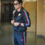 Warintorn Panhakarn Instagram - ร้อนแล้วไง !! ก็ทนเส่ะ 😁❤️ 𝐌𝐚𝐧𝐜𝐡𝐞𝐬𝐭𝐞𝐫 𝐔𝐧𝐢𝐭𝐞𝐝 𝐗 𝐒𝐭𝐨𝐧𝐞 𝐑𝐨𝐬𝐞𝐬 𝐂𝐨𝐥𝐥𝐞𝐜𝐭𝐢𝐨𝐧 😈🍋 คอลเลคชั่นที่ได้แรงบันดาลใจมาจากปกอัลบั้มสุดคลาสสิกอย่าง ”This is the One“ ของวงร็อคจากเมืองเเมนเชสเตอร์ ”The Stone Roses“ 🏴󠁧󠁢󠁥󠁮󠁧󠁿 #AriFootball #FootballForAll #ฟุตบอลของทุกคน
