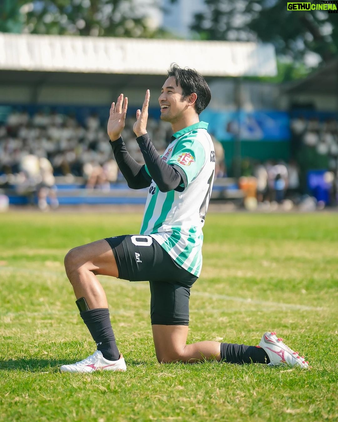 Warintorn Panhakarn Instagram - ฟุตบอลการกุศลสนับสนุนนักเรียนโครงการความเป็นเลิศด้านกีฬาและกิจกรรมต่างๆของโรงเรียนสุรศักดิ์มนตรี 🙏🏼❤️ ขอบคุณทุกคนที่มาเจอกันน๊า ขอบคุณกำลังใจจากน้องที่มาถ่ายรูปกัน เสื้อที่เซ็นขอให้พ่อแม่ไม่ว่านะคับ 🫣😂 และรองเท้าเบาหวิวใส่สบายวิ่งนุ่มๆ จาก @mizunothailand #mizunothailand ครับ ❤️🙏🏼 @ari_football #ari_football @starriderfc