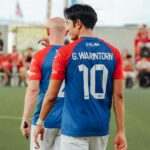 Warintorn Panhakarn Instagram - ครั้งหนึ่งในชีวิตแหละ ที่เราได้ลงสนามกับนักเตะที่เราเคยกระโดดลงจากหอพักชั้น 2 หน้าทิ่มลงมาดูยูฟ่าแชมเปี้ยนส์ลีก !!! วันนี้เราได้เล่นเคียงข้างเค้า !!! เค้าส่งให้เรา เราส่งให้เค้าไรงิ !! 😁 สโคลซี่ นิคกี้ บัต !!! @paulscholesaaa @nickybutt92 มาชจุช่วงนี้เจอมรึงบ่อยเหลือเกินนนนน 😂 แฮปปี้นะ @marchutavuth THX 🫶🏼 #LivingLegendsTH #LivingLegends #INFLUOS #PaulScholes #NickyButt #AmazingThailand #ClearMen #BMN #AriFootball #KimptonMaaLai #TopgolfMegacity #Budweiser #ManchesterUnited #MUFC #MUN cr. @oad.anon