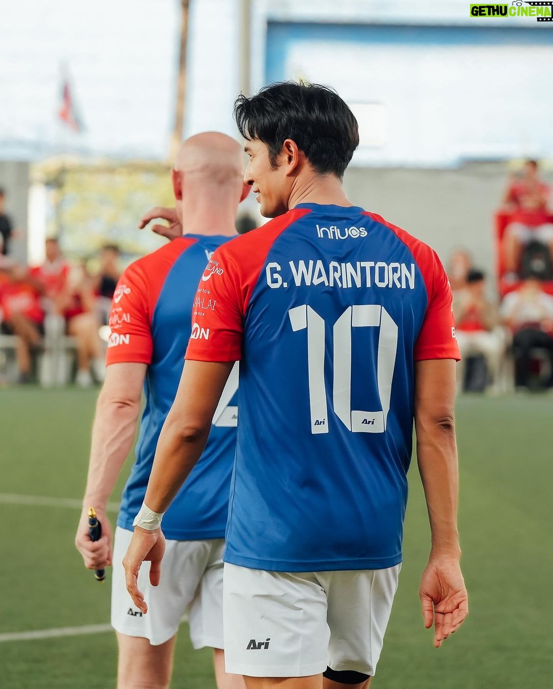 Warintorn Panhakarn Instagram - ครั้งหนึ่งในชีวิตแหละ ที่เราได้ลงสนามกับนักเตะที่เราเคยกระโดดลงจากหอพักชั้น 2 หน้าทิ่มลงมาดูยูฟ่าแชมเปี้ยนส์ลีก !!! วันนี้เราได้เล่นเคียงข้างเค้า !!! เค้าส่งให้เรา เราส่งให้เค้าไรงิ !! 😁 สโคลซี่ นิคกี้ บัต !!! @paulscholesaaa @nickybutt92 มาชจุช่วงนี้เจอมรึงบ่อยเหลือเกินนนนน 😂 แฮปปี้นะ @marchutavuth THX 🫶🏼 #LivingLegendsTH #LivingLegends #INFLUOS #PaulScholes #NickyButt #AmazingThailand #ClearMen #BMN #AriFootball #KimptonMaaLai #TopgolfMegacity #Budweiser #ManchesterUnited #MUFC #MUN cr. @oad.anon