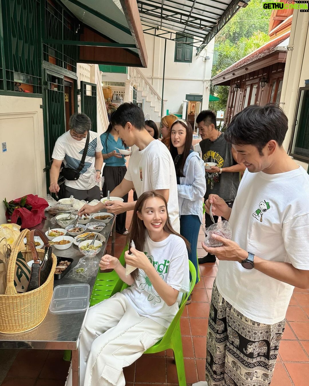 Warintorn Panhakarn Instagram - “อาตมาอ่านหนังสือแล้วเจอคาถา ยิงไม่ออก ฟันไม่เข้าด้วยนะ” หลวงพี่เต้ยกล่าว ก่อนเราจะแยกย้าย “เหมือนที่เราท่องในละครป่ะคับ” เราถามด้วยความตื่นเต้นจริง หลวงพี่บอกว่า “ใครยิงกันก็อย่าออกไป ใครฟันกันก็อย่าเข้าไป” 🙏🏼 โอเคเลยยย ผมขอยืมเขียนแคปชั่นนะ 😁🙏🏼 สาธุ ฝากดูละครคืนนี้ด้วย หลวงพี่เต้ยพูดในใจแต่เราได้ยิน #มือปราบมหาอุตม์ep2