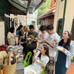 Warintorn Panhakarn Instagram - “อาตมาอ่านหนังสือแล้วเจอคาถา ยิงไม่ออก ฟันไม่เข้าด้วยนะ” หลวงพี่เต้ยกล่าว ก่อนเราจะแยกย้าย “เหมือนที่เราท่องในละครป่ะคับ” เราถามด้วยความตื่นเต้นจริง หลวงพี่บอกว่า “ใครยิงกันก็อย่าออกไป ใครฟันกันก็อย่าเข้าไป” 🙏🏼 โอเคเลยยย ผมขอยืมเขียนแคปชั่นนะ 😁🙏🏼 สาธุ ฝากดูละครคืนนี้ด้วย หลวงพี่เต้ยพูดในใจแต่เราได้ยิน #มือปราบมหาอุตม์ep2