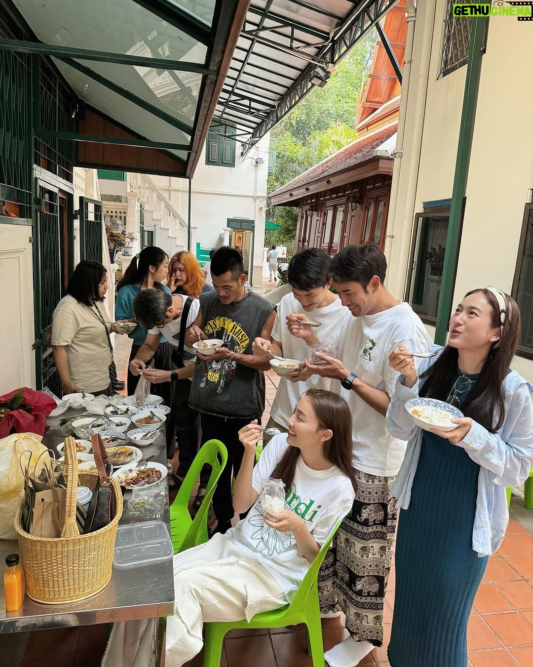 Warintorn Panhakarn Instagram - “อาตมาอ่านหนังสือแล้วเจอคาถา ยิงไม่ออก ฟันไม่เข้าด้วยนะ” หลวงพี่เต้ยกล่าว ก่อนเราจะแยกย้าย “เหมือนที่เราท่องในละครป่ะคับ” เราถามด้วยความตื่นเต้นจริง หลวงพี่บอกว่า “ใครยิงกันก็อย่าออกไป ใครฟันกันก็อย่าเข้าไป” 🙏🏼 โอเคเลยยย ผมขอยืมเขียนแคปชั่นนะ 😁🙏🏼 สาธุ ฝากดูละครคืนนี้ด้วย หลวงพี่เต้ยพูดในใจแต่เราได้ยิน #มือปราบมหาอุตม์ep2