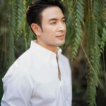Warintorn Panhakarn Instagram – เห็นผมยืนนิ่ง ที่จริงผมยืนหลับ 😌

บวงสรวงค่าย @maker_family 
พร้อมกัน 2 เรื่องไปเล้ยยย
#รักหักหลัง รอวันออนแอร์ 
#เรือนทาส พุธหน้าได้ดูแล้ววว ฝากด้วยครับ 🤗🎉