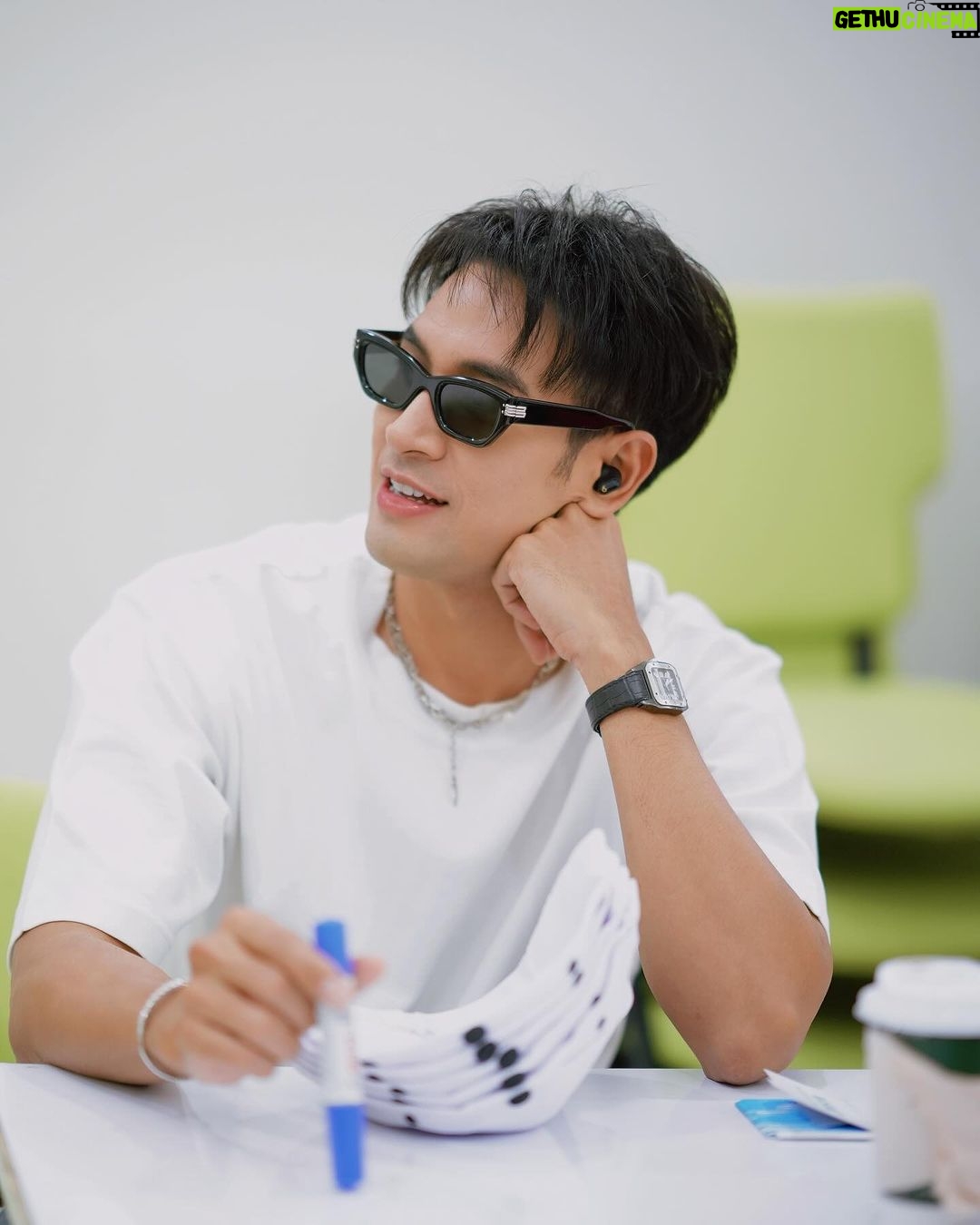 Warintorn Panhakarn Instagram - ถ้าการเป็นตัวของตัวเองมันยากนัก ก็มาเป็นของพี่ !! 🫣