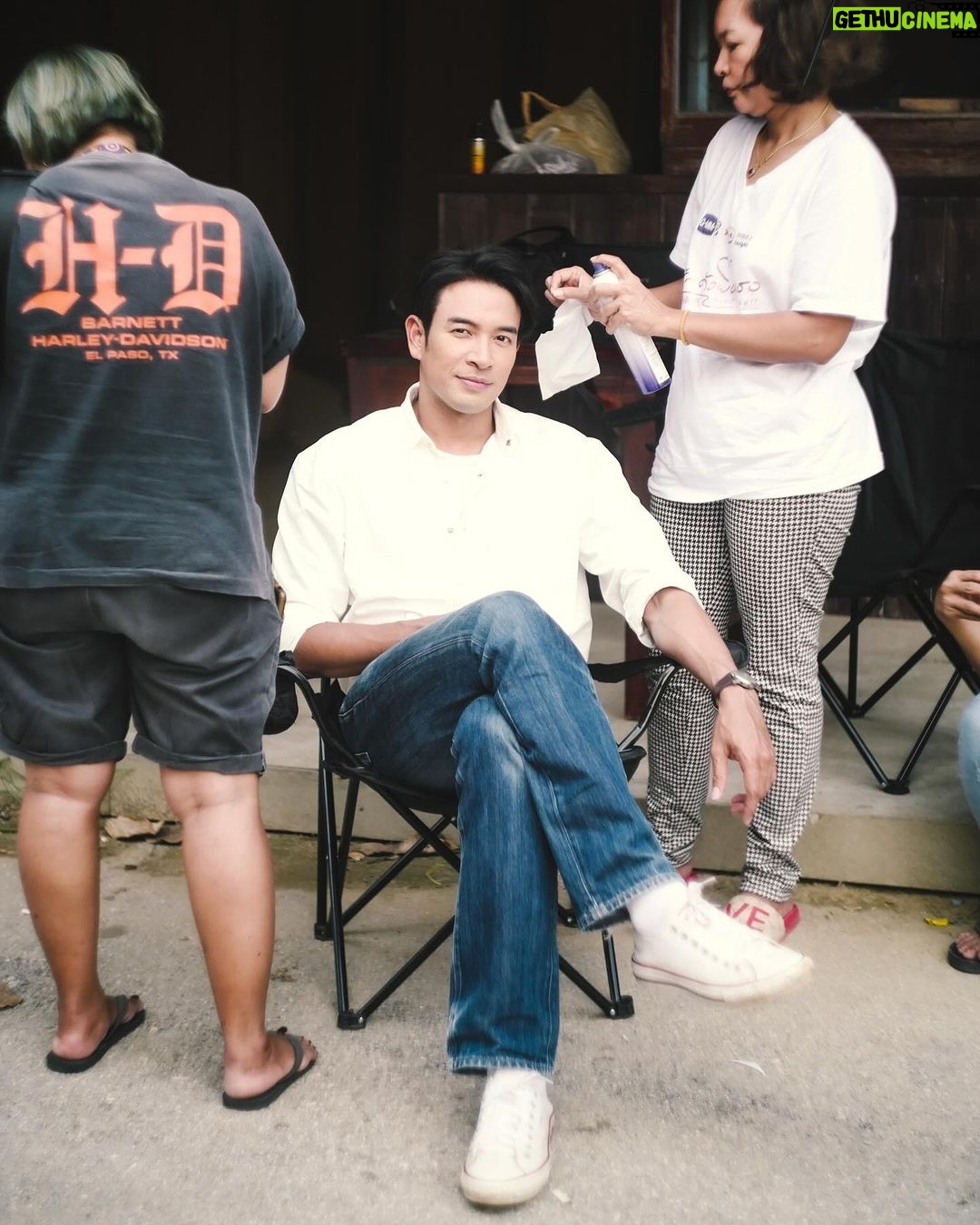 Warintorn Panhakarn Instagram - #มือปราบมหาอุตม์ ละครเรื่องแรกที่เรามีการใช้คาถาอาคม มันแปลกใหม่มากสำหรับการแสดงของผม ถึงเวลาเข้าฉากจริงๆมันต้องใช้จินตนาการเยอะพอสมควร ได้ประสบการณ์การถ่ายทำใหม่ๆเยอะเลย สนุกมากครับ กับคาแรคเตอร์นี้ ผมอยากจะกักขฬะให้มากกว่านี้ แต่ก็พยายามยียวนกวนบาทาให้เต็มที่ในตอนนั้นแล้ว 555 ขอบคุณพี่อุ๊พี่หงส์ @patchanee_c @thunster @hokseeeiawtv นะครับที่เห็นผมเป็นผู้กองกระทิง ขอบคุณสำหรับความใส่ใจ ความสดใสของผมเป็นอย่างดีครับ จากใจเลย ❤️ ดีใจที่ได้เล่นคู่กับ นต ซักที เก่งมาก ทำงานง่าย ลุยสุด ปรบมือ รักๆ @p_namtarn น้องเต้ยไอดอลเรื่องวินัยและการวิ่งของผม ดีใจที่มึงเป็นเสือผาดครับ @toey_pongsakorn คุณแพรไว้ใจได้เรื่องดราม่า อยู่มือสุดๆจริงๆ @pearpitchapa แถมด้วยแก๊งที่ใช้กำลังกันเยอะที่สุด พี่เต๋า พี่เต้ @somchai_khemglad @taekopman369 โอโห ไข่ต้มวันล่ะ2ถาดได้มั้ง สนุกมากครับพี่ๆ ดีใจที่ได้ร่วมงานด้วยมากๆเลยครับ ขอบคุณทุกการซัพพอร์ทฮะ รวมไปถึงแก๊ง สน. สุดเปรี้ยวของผม @somjit2001 @i_mote18 น้องนิ่มสว่างวาบบบทุกครั้งที่เจอ @applelapisara 🤗 พี่โจมเดี๋ยวเจอกันอีกเร็วๆนี้ เรื่องต่อๆไป 😁 ขอบคุณทีมงานทุกคนทุกฝ่ายที่ปั้นแต่งหล่อสวย เสื้อผ้าเป๊ะปัง โฟมไฟ เอฟเฟคทะลุนม ยามดมไม่มีขาด สะดวกสบายไล่ยุง หอยทอดอร่อย และอิ่มท้องครับ 🙏🏼❤️ เรื่องนี้เราได้สูญเสียพี่บอยตากล้องคนเก่งไป 1 คน 😔 คิดถึงและขอบคุณทุกความใส่ใจนะครับพี่ 🙏🏼🤍 ขอบคุณคุณผู้ชมทุกๆคนรวมถึงเอฟซีของฉัน 🫶🏼 ที่อยู่ติชมกันมาตลอด 2 เดือน ทุกจันทร์ อังคารนะฮะ ทั้งสดทั้งแอปและย้อนหลังครับ เป็นกำลังใจที่ดีมากของพวกเราเลยแหละ 🙏🏼❤️ พบกันที่หน้าจอทางช่อง 3 ใหม่ในเรื่องต่อๆไปนะครับ รักน๊าาาาา 🤗 #มือปราบมหาอุตม์ #ผู้กองกระทิงโดนใจแต่ไม่อยากโดนยิง 🫣