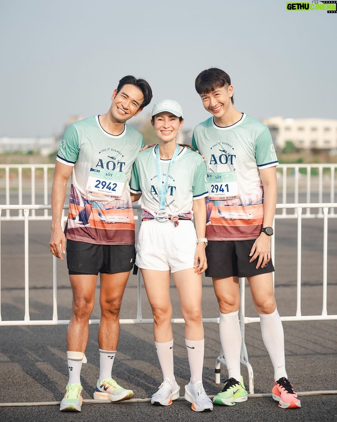Warintorn Panhakarn Instagram - สนุกมาก ! Event งานวิ่งเช้าวันนี้ ที่น่าจะมีครั้งเดียวในชีวิตที่ได้วิ่งบนรันเวย์สุวรรณภูมิ วิ่งก่อนเครื่องบินวิ่งอีก !! แฮปปี้อบอุ่นมากเลยได้เจอพี่ๆเพื่อนๆ ❤️🤗 … เป้าหมายวันนี้คือ เวลาต้องดีกว่า 51.41 คือเวลารอบที่แล้ว แต่อาการบาดเจ็บรบกวน ถึงเวลาก็แปะเทปแล้วใส่ให้สุด … วิ่งไป 5 โลแรกใสๆไม่มีอาการ เข้าโลที่ 6 เริ่มตึงๆ ตึงไปได้ไม่ถึง 100 เมตร อาการก็มาเต็ม ! เซ็งมากเลยตอนนั้น ผมหยุดวิ่งแล้วก็เดินเลย กดนาฬิกาที่จับเวลาทิ้งไปเลยช่างมันล่ะ นอยอ่า เดินไปซักแปป คิดในใจ แม่งอีกไกลเหมือนกันนะ 555 ก็เลยค่อยๆจ๊อก อ๋อออ แวะทุกโต๊ะวางน้ำ โฉบน้ำไม่มีพลาด เพราะหยุดวิ่งเลยเดินตั้งใจหยิบดื่มตั้งใจราดหัวให้ชุ่ม 555 เข้าป้าย 3 โลสุดท้าย ก็เอาว่ะ กดนาฬิกาอีกรอบ แล้วกัดฟันไปให้สุดเพราะต้องหยุดที่กายภาพตอนจบอยู่ดี 😂 ใส่สุดแรงสลับเดินๆตลอด 3 โลสุดท้าย มีกำลังใจส่งเสียงมาเรื่อยๆ ไอ้เราก็แบบต้องทำแอคให้หน้าดูไม่เหนื่อย แต่ไม่รอดอ่ะ ใครจะไปรู้ ด้วยพลังจากเครื่องบินรันเวย์ข้างๆ พาขาพังๆของผมจบ Chip time … 50.07 ! วู้วววว โคตรจะสะใจตัวเองอ่ะ ! ขอบคุณที่อ่านมาจนถึงตอนนี้ครับ ขอบคุณทุกๆกำลังใจระหว่างทางนะฮะ 🙏🏼❤️ เจอกันงานหน้าไม่รู้เมื่อไหร่ 😂 พี่ถนัดแค่ 10 ครับ 😁 #17032024 #การวิ่งสอนให้รู้ว่าการซ้อมไม่เคยโกหกใคร #ห้าโลแรกกล้ามเนื้อพาไปห้าโลถัดไปหัวใจล้วนๆ #The3rdrunwaysuvarnabhumicharityrun ขอบคุณ #AOT ด้วยหัวใจครับ 😊❤️ .