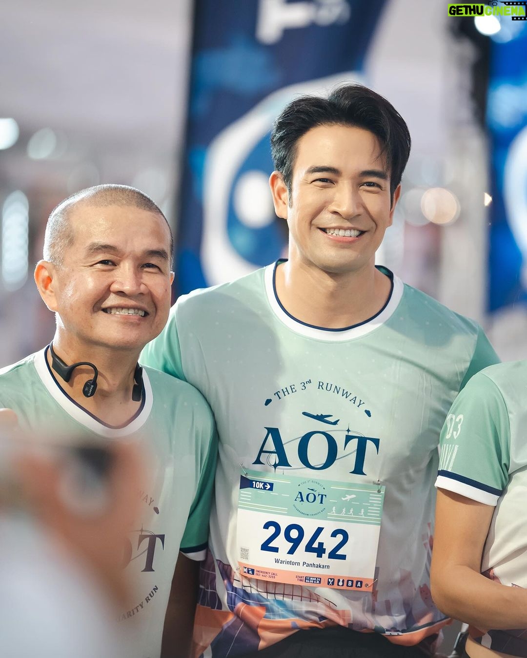 Warintorn Panhakarn Instagram - สนุกมาก ! Event งานวิ่งเช้าวันนี้ ที่น่าจะมีครั้งเดียวในชีวิตที่ได้วิ่งบนรันเวย์สุวรรณภูมิ วิ่งก่อนเครื่องบินวิ่งอีก !! แฮปปี้อบอุ่นมากเลยได้เจอพี่ๆเพื่อนๆ ❤️🤗 … เป้าหมายวันนี้คือ เวลาต้องดีกว่า 51.41 คือเวลารอบที่แล้ว แต่อาการบาดเจ็บรบกวน ถึงเวลาก็แปะเทปแล้วใส่ให้สุด … วิ่งไป 5 โลแรกใสๆไม่มีอาการ เข้าโลที่ 6 เริ่มตึงๆ ตึงไปได้ไม่ถึง 100 เมตร อาการก็มาเต็ม ! เซ็งมากเลยตอนนั้น ผมหยุดวิ่งแล้วก็เดินเลย กดนาฬิกาที่จับเวลาทิ้งไปเลยช่างมันล่ะ นอยอ่า เดินไปซักแปป คิดในใจ แม่งอีกไกลเหมือนกันนะ 555 ก็เลยค่อยๆจ๊อก อ๋อออ แวะทุกโต๊ะวางน้ำ โฉบน้ำไม่มีพลาด เพราะหยุดวิ่งเลยเดินตั้งใจหยิบดื่มตั้งใจราดหัวให้ชุ่ม 555 เข้าป้าย 3 โลสุดท้าย ก็เอาว่ะ กดนาฬิกาอีกรอบ แล้วกัดฟันไปให้สุดเพราะต้องหยุดที่กายภาพตอนจบอยู่ดี 😂 ใส่สุดแรงสลับเดินๆตลอด 3 โลสุดท้าย มีกำลังใจส่งเสียงมาเรื่อยๆ ไอ้เราก็แบบต้องทำแอคให้หน้าดูไม่เหนื่อย แต่ไม่รอดอ่ะ ใครจะไปรู้ ด้วยพลังจากเครื่องบินรันเวย์ข้างๆ พาขาพังๆของผมจบ Chip time … 50.07 ! วู้วววว โคตรจะสะใจตัวเองอ่ะ ! ขอบคุณที่อ่านมาจนถึงตอนนี้ครับ ขอบคุณทุกๆกำลังใจระหว่างทางนะฮะ 🙏🏼❤️ เจอกันงานหน้าไม่รู้เมื่อไหร่ 😂 พี่ถนัดแค่ 10 ครับ 😁 #17032024 #การวิ่งสอนให้รู้ว่าการซ้อมไม่เคยโกหกใคร #ห้าโลแรกกล้ามเนื้อพาไปห้าโลถัดไปหัวใจล้วนๆ #The3rdrunwaysuvarnabhumicharityrun ขอบคุณ #AOT ด้วยหัวใจครับ 😊❤️ .