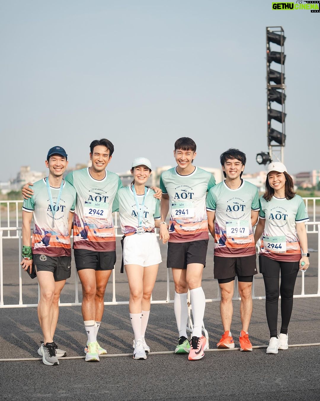 Warintorn Panhakarn Instagram - สนุกมาก ! Event งานวิ่งเช้าวันนี้ ที่น่าจะมีครั้งเดียวในชีวิตที่ได้วิ่งบนรันเวย์สุวรรณภูมิ วิ่งก่อนเครื่องบินวิ่งอีก !! แฮปปี้อบอุ่นมากเลยได้เจอพี่ๆเพื่อนๆ ❤️🤗 … เป้าหมายวันนี้คือ เวลาต้องดีกว่า 51.41 คือเวลารอบที่แล้ว แต่อาการบาดเจ็บรบกวน ถึงเวลาก็แปะเทปแล้วใส่ให้สุด … วิ่งไป 5 โลแรกใสๆไม่มีอาการ เข้าโลที่ 6 เริ่มตึงๆ ตึงไปได้ไม่ถึง 100 เมตร อาการก็มาเต็ม ! เซ็งมากเลยตอนนั้น ผมหยุดวิ่งแล้วก็เดินเลย กดนาฬิกาที่จับเวลาทิ้งไปเลยช่างมันล่ะ นอยอ่า เดินไปซักแปป คิดในใจ แม่งอีกไกลเหมือนกันนะ 555 ก็เลยค่อยๆจ๊อก อ๋อออ แวะทุกโต๊ะวางน้ำ โฉบน้ำไม่มีพลาด เพราะหยุดวิ่งเลยเดินตั้งใจหยิบดื่มตั้งใจราดหัวให้ชุ่ม 555 เข้าป้าย 3 โลสุดท้าย ก็เอาว่ะ กดนาฬิกาอีกรอบ แล้วกัดฟันไปให้สุดเพราะต้องหยุดที่กายภาพตอนจบอยู่ดี 😂 ใส่สุดแรงสลับเดินๆตลอด 3 โลสุดท้าย มีกำลังใจส่งเสียงมาเรื่อยๆ ไอ้เราก็แบบต้องทำแอคให้หน้าดูไม่เหนื่อย แต่ไม่รอดอ่ะ ใครจะไปรู้ ด้วยพลังจากเครื่องบินรันเวย์ข้างๆ พาขาพังๆของผมจบ Chip time … 50.07 ! วู้วววว โคตรจะสะใจตัวเองอ่ะ ! ขอบคุณที่อ่านมาจนถึงตอนนี้ครับ ขอบคุณทุกๆกำลังใจระหว่างทางนะฮะ 🙏🏼❤️ เจอกันงานหน้าไม่รู้เมื่อไหร่ 😂 พี่ถนัดแค่ 10 ครับ 😁 #17032024 #การวิ่งสอนให้รู้ว่าการซ้อมไม่เคยโกหกใคร #ห้าโลแรกกล้ามเนื้อพาไปห้าโลถัดไปหัวใจล้วนๆ #The3rdrunwaysuvarnabhumicharityrun ขอบคุณ #AOT ด้วยหัวใจครับ 😊❤️ .