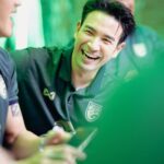 Warintorn Panhakarn Instagram - ทีมเดียวกันอ่ะ !! Thailand and ManU ❤️😁 #นัดเพื่อนซี้กระชับมิตร #คอบอลคอช้างคอเดียวกัน #ChangPass #ChangWorld